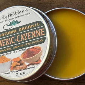 Ganz natürliche hausgemachte Bio-Kurkuma-Cayanne Kräutersalbe