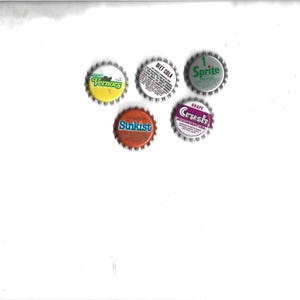Może przedstawiać: Kolekcja starych kapsli do napojów gazowanych, w tym Vernors, Diet Cola, Sprite, Sunkist i Grape Crush. Kapsle są ułożone na białym tle, prezentując ich kolorowe wzory i logo marek. Nostalgiczny przedmiot.