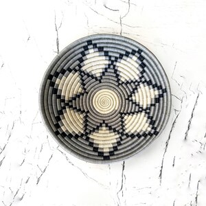 グレーのウォールバスケット、ウォールバスケットデコレーション、アフリカンバスケット、蓮の花アート、ボヘミアンウォールデコレーション、新築祝いギフト、編み込みコイルバスケット