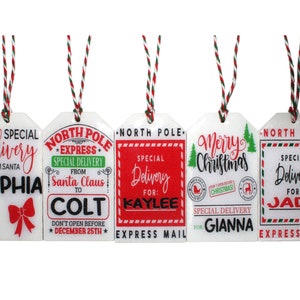 Personalisierte Holz Weihnachtsgeschenkanhänger - Personalisierte Feiertags-Namensschilder - Weihnachtsgeschenkanhänger - Weihnachtsetiketten - Speziallieferung- Geschenk
