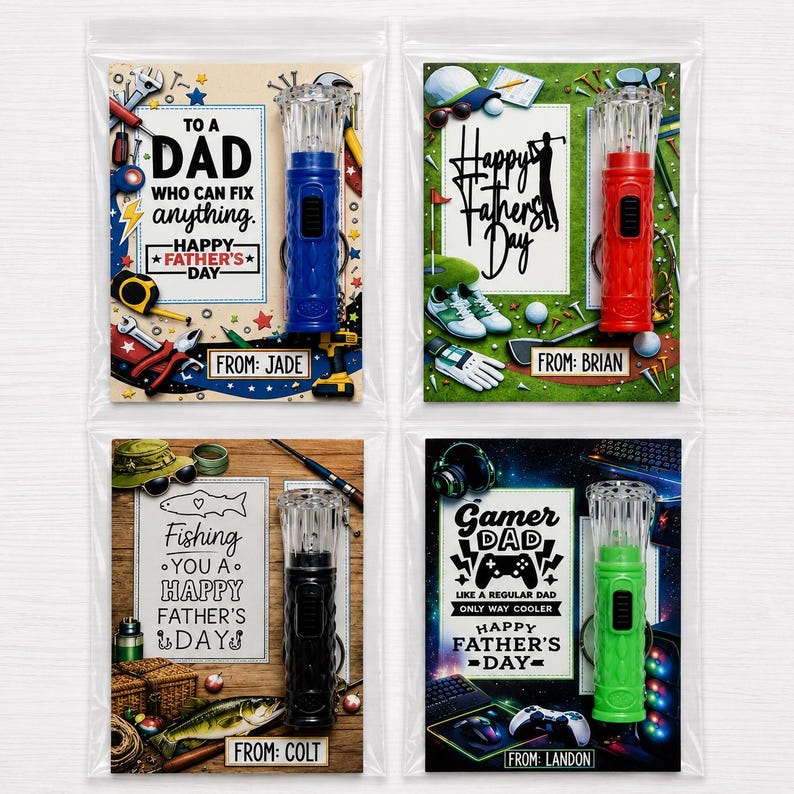 Pu&ograve; includere: Quattro regali per la festa del pap&agrave; in sacchetti di plastica trasparente. Ogni regalo include una torcia con la parte superiore trasparente e una base colorata. Le carte dicono "To a Dad", "Happy Father's Day" e "Gamer Dad".