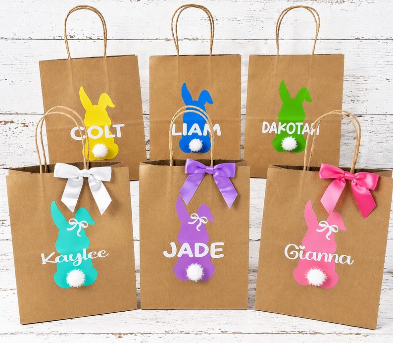 Puede incluir: Un letrero de madera r&uacute;stico con el texto "Welcome to our home" en letras blancas. El letrero presenta un acabado envejecido y un dise&ntilde;o sencillo y acogedor, perfecto para la decoraci&oacute;n de la puerta principal.