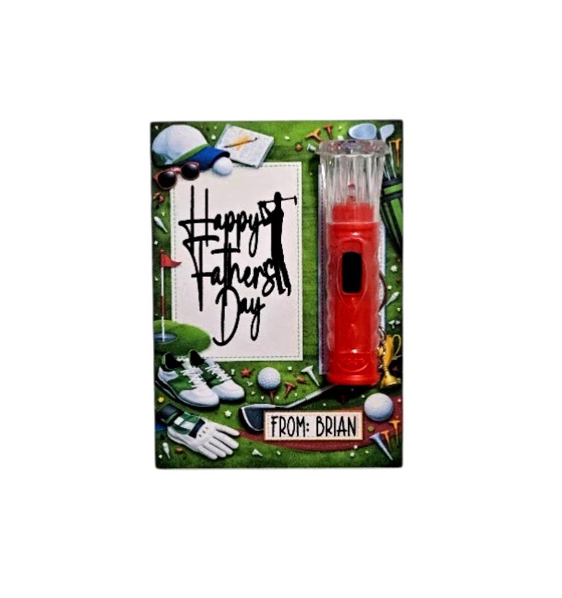 Pu&ograve; includere: Un biglietto per la festa del pap&agrave; con elementi a tema golf. Il biglietto presenta un pulitore per mazze da golf rosso, scarpe da golf, una pallina da golf e la scritta "Happy Father's Day". Il biglietto &egrave; firmato "From: Brian".