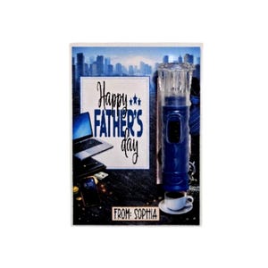 Pu&ograve; includere: Un biglietto per la festa del pap&agrave; con un rasoio elettrico blu, un laptop, uno smartphone e una tazza di caff&egrave;. Il biglietto recita "Happy Father's Day" e "From: Sophia". Lo sfondo mostra uno skyline.