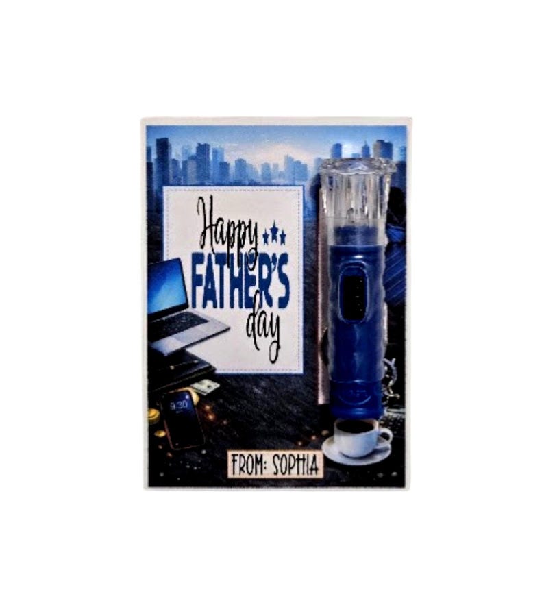 Pu&ograve; includere: Un biglietto per la festa del pap&agrave; con un rasoio elettrico blu, un laptop, uno smartphone e una tazza di caff&egrave;. Il biglietto recita "Happy Father's Day" e "From: Sophia". Lo sfondo mostra uno skyline.