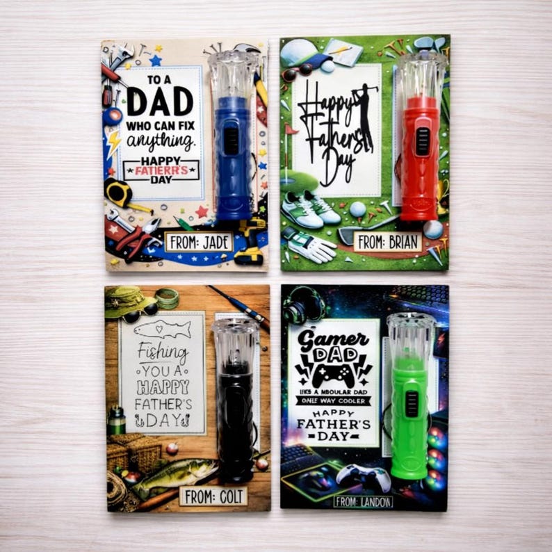 Pu&ograve; includere: Quattro biglietti per la festa del pap&agrave; con un regalo a forma di torcia. I biglietti hanno temi diversi: attrezzi, golf, pesca e giochi. Ogni biglietto ha una torcia di colore diverso: blu, rosso, nero e verde. Ogni biglietto ha un messaggio e un nome.