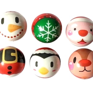 Pu&ograve; includere: Sei ornamenti natalizi rotondi con disegni festivi. Gli ornamenti presentano un pupazzo di neve, un fiocco di neve, Babbo Natale, una cintura di Babbo Natale, un pinguino e una renna. Ogni ornamento &egrave; dipinto con colori vivaci e tratti del viso dettagliati.