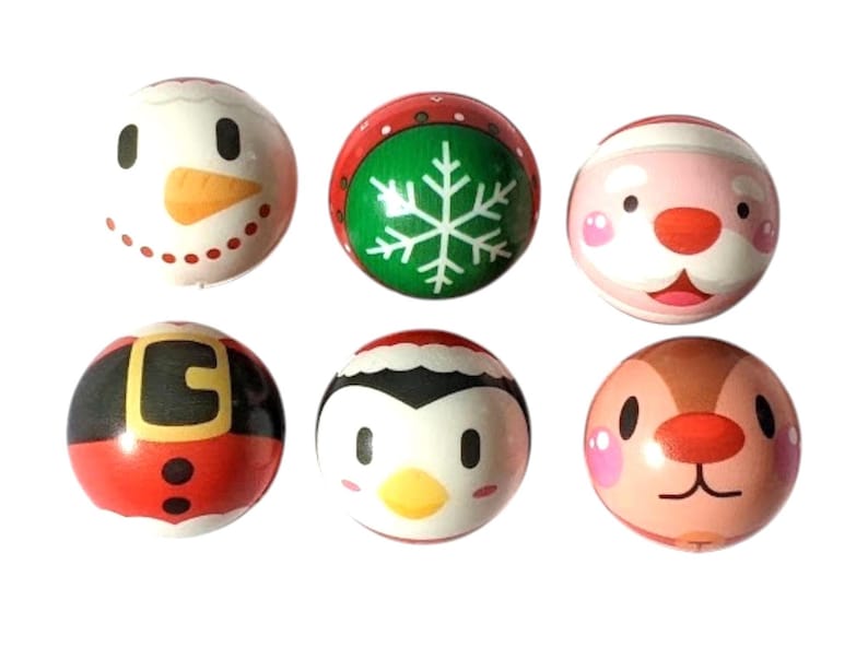 Pu&ograve; includere: Sei ornamenti natalizi rotondi con disegni festivi. Gli ornamenti presentano un pupazzo di neve, un fiocco di neve, Babbo Natale, una cintura di Babbo Natale, un pinguino e una renna. Ogni ornamento &egrave; dipinto con colori vivaci e tratti del viso dettagliati.
