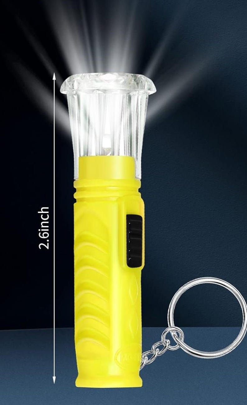 Pu&ograve; includere: Una torcia a LED giallo brillante con una testa trasparente e strutturata, alta 6,6 cm. La torcia ha un pulsante di accensione nero e un portachiavi argentato. La luce brilla intensamente.
