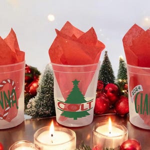 Bicchieri da stadio personalizzati di Natale con coperchi - Cannucce festive - Feste e regali per le vacanze - 16 oz - Regali per la classe - Feste di Natale