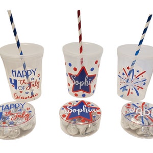 Tazze e contenitori personalizzati per lo stadio del 4 luglio - Tazze riutilizzabili con coperchi e cannucce - Nome personalizzato - Decorazione per feste patriottiche