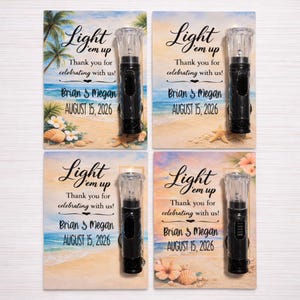 Puede incluir: Cuatro linternas negras con tapas transparentes se muestran en tarjetas con un tema de playa. Las tarjetas tienen el texto "Light 'em up" y "¡Gracias por celebrar con nosotros!" con nombres y una fecha.