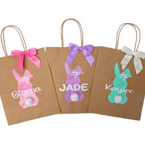 Puede incluir: Una taza de cer&aacute;mica blanca con asa negra y el texto "But First, Coffee" en negrita negra. La taza se presenta sobre un fondo neutro, resaltando su dise&ntilde;o sencillo.