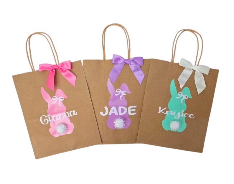 Puede incluir: Una taza de cer&aacute;mica blanca con asa negra y el texto "But First, Coffee" en negrita negra. La taza se presenta sobre un fondo neutro, resaltando su dise&ntilde;o sencillo.