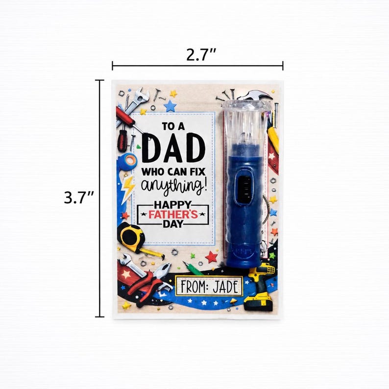 Pu&ograve; includere: Un biglietto per la festa del pap&agrave; con un cacciavite elettrico blu e trasparente. Il biglietto misura 9,4 cm di altezza e 6,9 cm di larghezza. Il testo sul biglietto recita "TO A DAD WHO CAN FIX anything! HAPPY FATHER'S DAY" e "FROM: JADE".