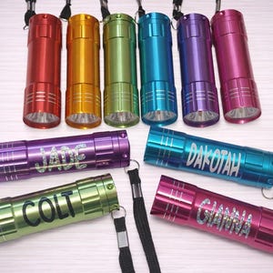 Spersonalizowane latarki dla dzieci – idealne na upominki na przyjęcia – prezent wielkanocny – światło LED – prezent dla dzieci do skarpet – prezent do klasy