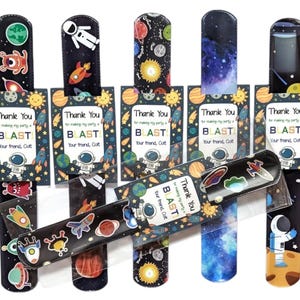 Könnte beinhalten: Eine Sammlung von Lesezeichen und Dankeskarten zum Thema Weltraum. Die Lesezeichen zeigen Raketen, Planeten und Astronauten. Auf den Karten steht "Thank You for making my party BLAST!" und "Your friend, Colt."