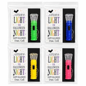 Può includere: Quattro sacchetti regalo a tema Halloween con torce colorate. Ogni sacchetto contiene una torcia verde, blu, gialla o rosa. I sacchetti hanno una carta con la scritta "A Little Bit of Light for Halloween Night".