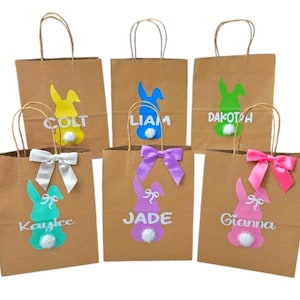 Puede incluir: Un juego de tres tazas de cer&aacute;mica con un acabado mate moteado. Las tazas son de color crema, gris claro y gris oscuro. Cada taza tiene un dise&ntilde;o simple y minimalista, ideal para caf&eacute; o t&eacute;.