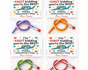 Pode incluir: Quatro sacos de plástico transparente contendo lápis flexíveis atados em nós. Cada saco tem um cartão branco com corações coloridos e o texto: I'm KNOT kidding you're the BEST! Happy Valentine's Day From: Charlie. Os lápis são cor-de-rosa, laranja, amarelo e vermelho.