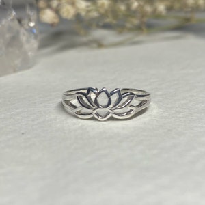 Bague d’orteil argentée | Bague d’orteil en fleur de lotus argentée | Beaucoup de bijoux en fleurs | Bague d’orteil argentée réglable | Bague Midi | Bague de yoga en argent | Délicat