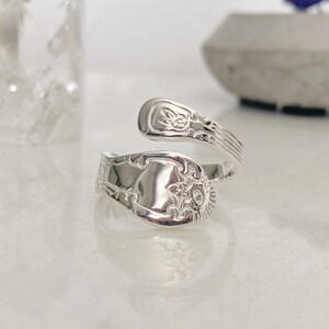 Anneau de pouce martelé | Bague cuillère en argent | Bague enveloppante en argent sterling | Bague ajustable | cadeau pour elle | Bague en argent faite main