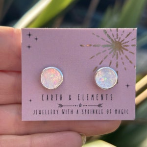 Schimmernde Opalit Ohrringe | Versilberte Opal Ohrringe | Runde Ohrstecker | Edelstein Ohrstecker | Edelstein Silber Ohrstecker