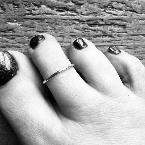 Sterling silver toe ring, adjustable toe ring, hammered dainty toe ring, skinny toering, foot jewellery, boho rings, beach jewellery