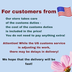 Op de afbeelding: Een lichtblauwe informatieve afbeelding met de Amerikaanse vlag en de tekst: For customers from, Our store takes care of the customs duties - the cost of the customs duties is included in the price! You do not need to pay anything extra! Attention! While the US customs service is adjusting its work, there may be delays in delivery! We hope that the delivery will be fast! Een roze bloem staat in de rechterbenedenhoek.