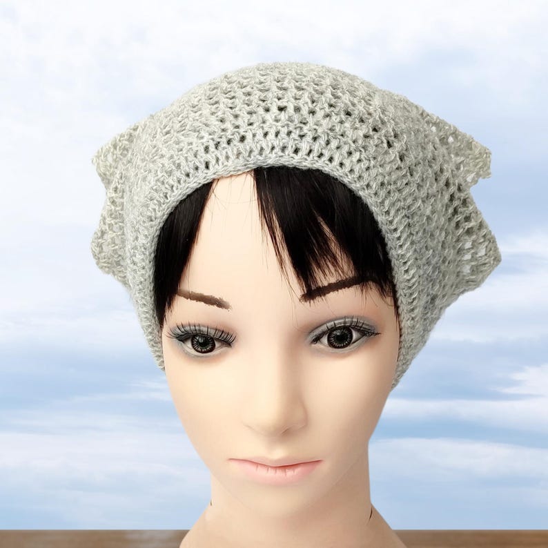 Peut inclure: Un bonnet en crochet gris avec une maille l&acirc;che et ouverte.
