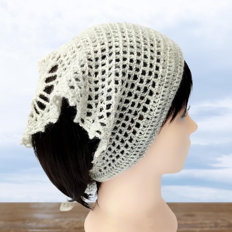 Peut inclure: Un bandeau en crochet blanc avec une bordure en dentelle. Le bandeau est nou&eacute; &agrave; l'arri&egrave;re de la t&ecirc;te.