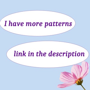 Peut inclure: Un ovale blanc avec le texte "I have more patterns link in the description" en police violette. Une fleur rose avec un centre jaune se trouve dans le coin inf&eacute;rieur droit.