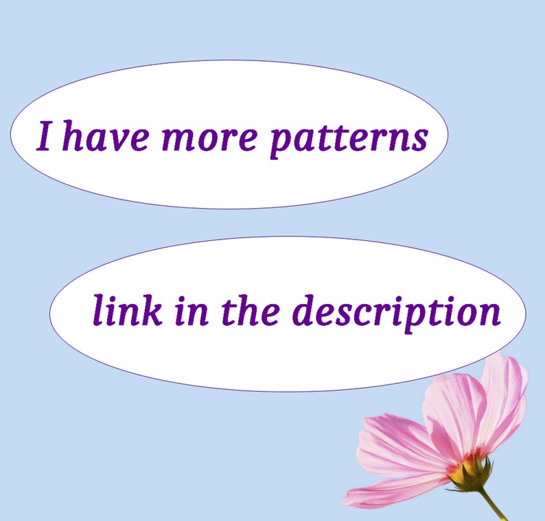 Peut inclure: Un ovale blanc avec le texte "I have more patterns link in the description" en police violette. Une fleur rose avec un centre jaune se trouve dans le coin inf&eacute;rieur droit.