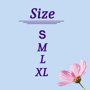 Op de afbeelding: Een lichtblauwe afbeelding met het woord Size in donkerpaarse tekst, gevolgd door een horizontale lijn en een verticale lijst van de letters S, M, L en XL in donkerpaars. Een enkele roze cosmosbloem met een groene steel staat rechtsonder.