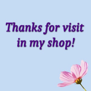 Peut inclure: Un fond bleu clair avec le texte "Thanks for visit in my shop!" en texte violet. Une fleur rose avec un centre jaune se trouve dans le coin inf&eacute;rieur droit de l'image.