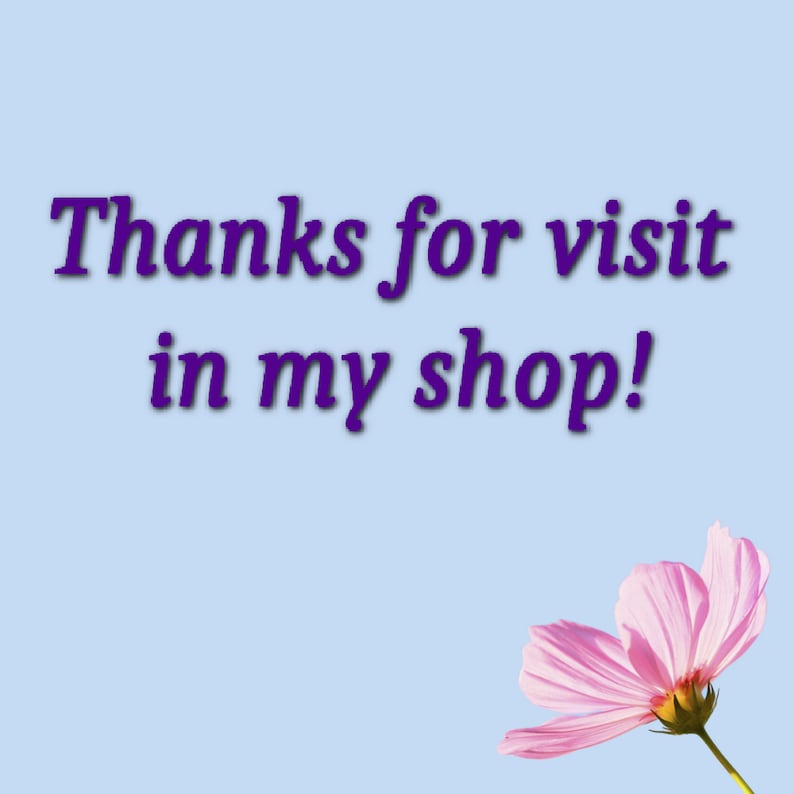 Peut inclure: Un fond bleu clair avec le texte "Thanks for visit in my shop!" en texte violet. Une fleur rose avec un centre jaune se trouve dans le coin inf&eacute;rieur droit de l'image.