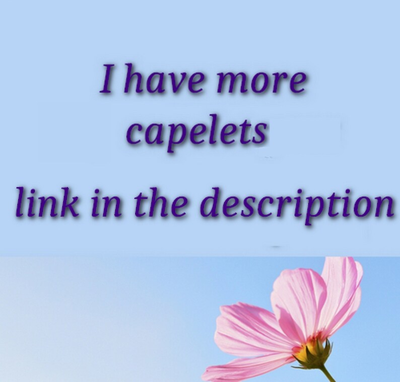 Op de afbeelding: Een lichtblauwe achtergrond bevat de donkerpaarse tekst I have more capelets link in the description. Onder de tekst is een enkele roze cosmosbloem met delicate bloemblaadjes en een geel hartje geplaatst tegen de lichtblauwe lucht.