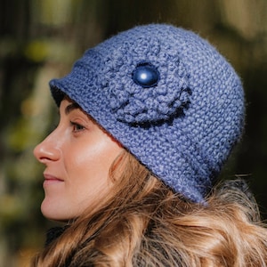 1920s Warm Cloche Hat for Women, Hat with Flower in Retro Style