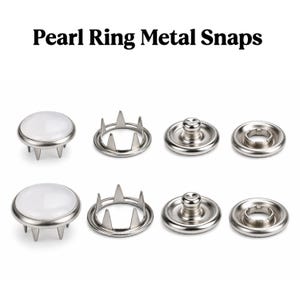 Puede incluir: Broches metálicos con anillo de perla en varios estilos. La imagen muestra botones con tapas nacaradas, anillos con púas y componentes de cierre. El texto "Pearl Ring Metal Snaps" se encuentra en la parte superior.