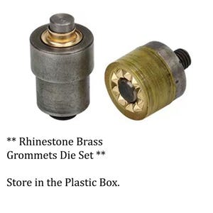 Könnte beinhalten: Zwei Metallwerkzeuge zum Setzen von Messingösen. Die Werkzeuge werden zum Setzen von Strasssteinen verwendet. **Rhinestone Brass Grommets Die Set** In der Plastikbox aufbewahren.