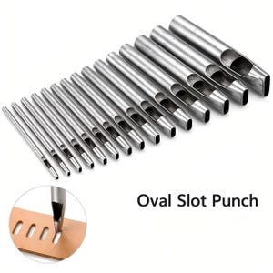 Puede incluir: Un conjunto de punzones de ranura ovalada plateados de varios tamaños, dispuestos en diagonal. Las herramientas son de metal y tienen un extremo de corte rectangular hueco. El texto "Oval Slot Punch" se muestra en negro.