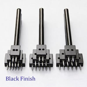 Puede incluir: Tres herramientas negras para artesanía en cuero con múltiples púas y mangos largos. Las herramientas tienen un acabado negro y están diseñadas para crear agujeros espaciados uniformemente en cuero. El texto "Black Finish" está en la parte inferior.