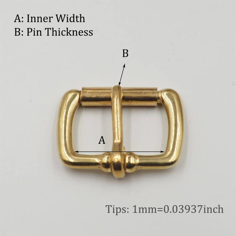 Op de afbeelding: Goudkleurige metalen gesp met een rechthoekige vorm en een pen. De gesp heeft een aanduiding "A: Binnenbreedte" en een aanduiding "B: Pendikte". Tips: 1 mm = 0,03937 inch