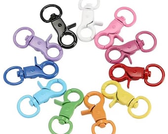 Puede incluir: Surtido de diez mosquetones giratorios de metal de colores. Los mosquetones son de varios colores, incluyendo negro, blanco, rosa, morado, azul, azul claro, verde, amarillo, naranja y rojo.