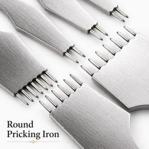 Può includere: Primo piano di diversi punzoni rotondi in acciaio inossidabile. Gli strumenti hanno manici piatti e rettangolari e punte affilate e distanziate uniformemente. Il testo "Round Pricking Iron" è visibile in basso a sinistra.