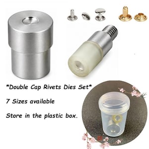 Puede incluir: Un juego de matrices de remaches de doble tapa metálicos, con varios estilos de remaches y una herramienta de matriz. La imagen incluye el texto "Double Cap Rivets Dies Set" y "7 Sizes available". Un pequeño recipiente de plástico contiene remaches adicionales.