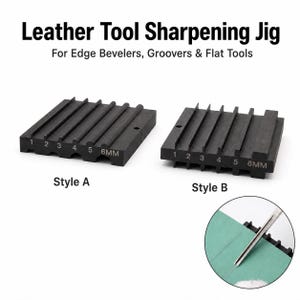 Può includere: Due dime nere per affilare utensili in pelle, etichettate Stile A e Stile B, con il testo "Leather Tool Sharpening Jig" e "For Edge Bevelers, Groovers & Flat Tools". Ogni dima ha fessure numerate.