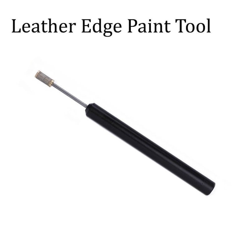Peut inclure: Un outil de peinture pour les bords en cuir noir avec une pointe en m&eacute;tal. L'outil est utilis&eacute; pour appliquer de la peinture sur les bords des articles en cuir.