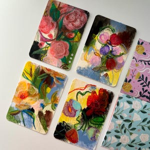 4 Blumen Postkarten Set – 4 Handgemalte Originale | Helle botanische Mini Kunst auf dunklem Hintergrund | Acryl & Oel Pastell Karten