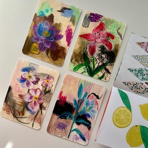 Gebloemde ansichtkaartenset op beige – 4 handgeschilderde originelen | Abstracte botanische minikunst in acryl en oliepastel | Cadeau kleine bloemkunst